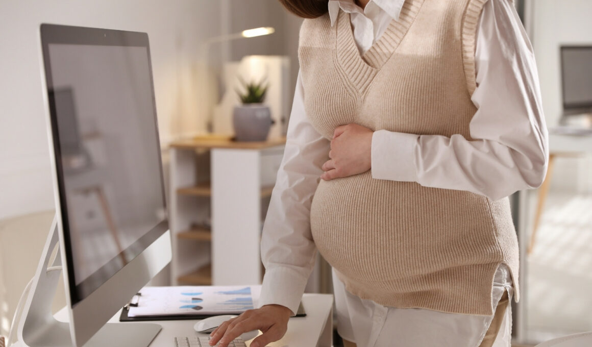 7 Signs To Stop Working During Pregnancy