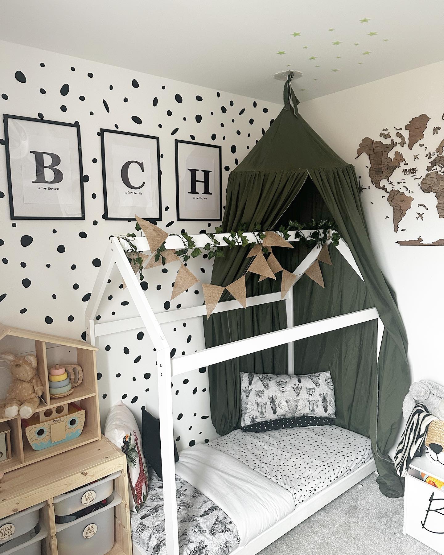 Monochrome Bedroom Decor With Canopy