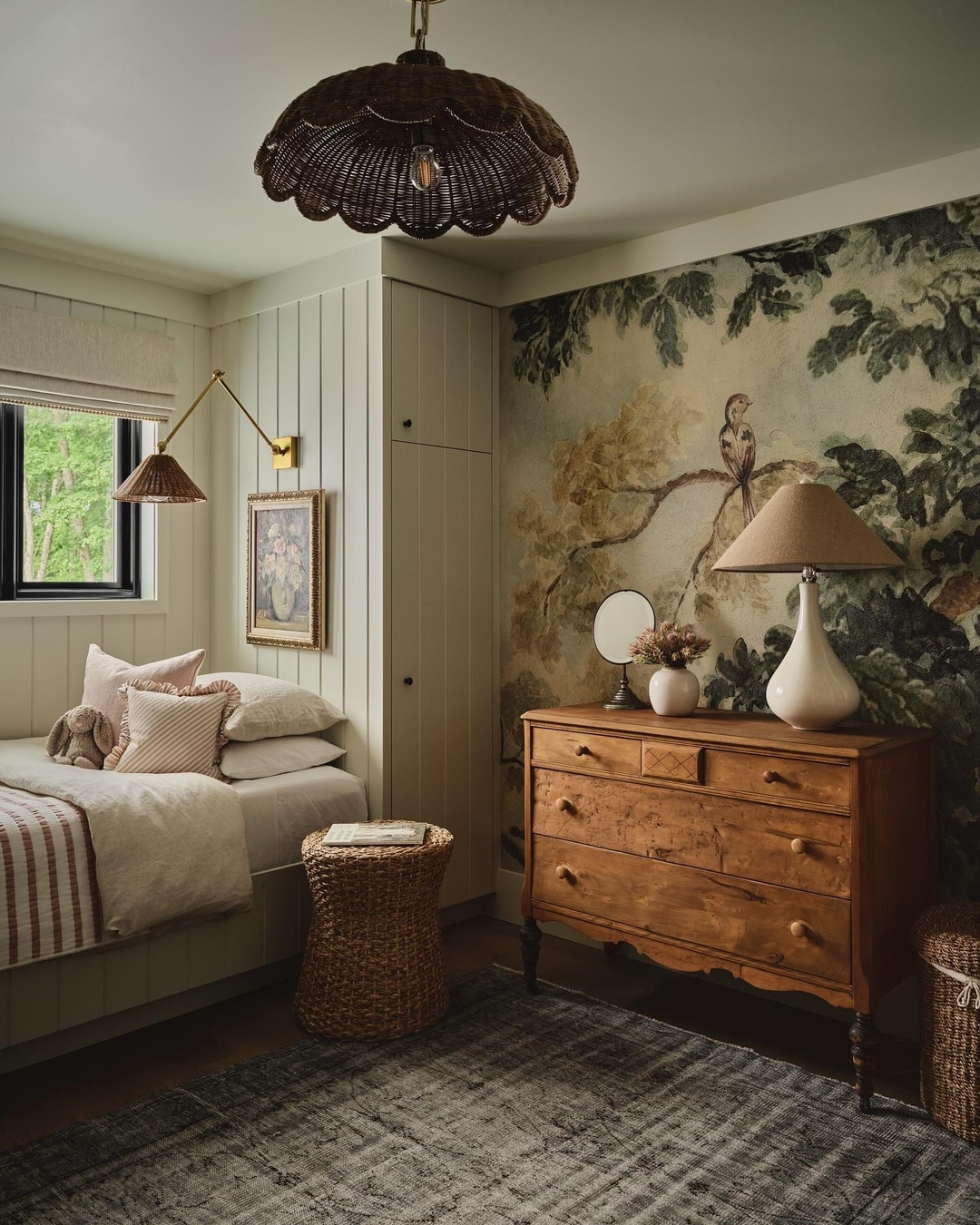 Classic Bedroom Dresser Decoration