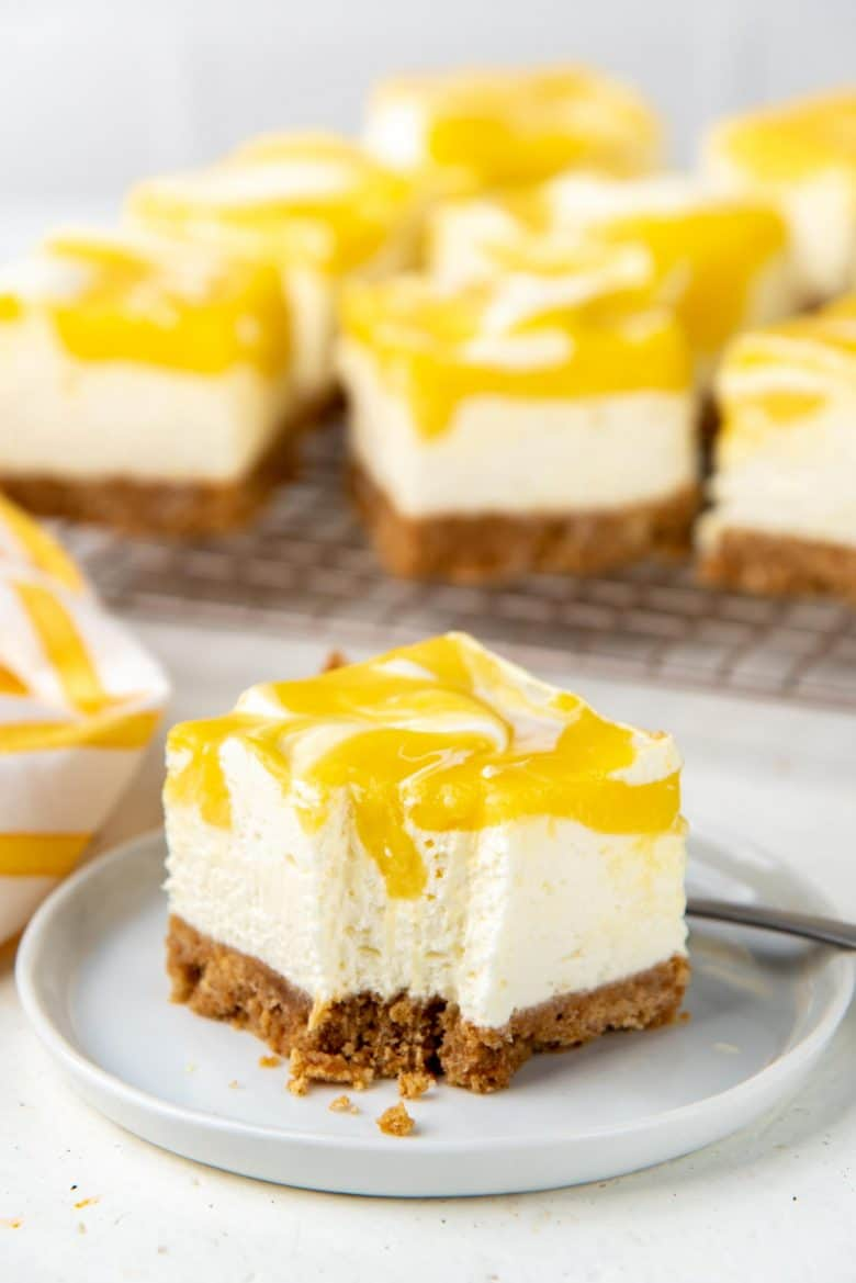 No-Bake Lemon Cheesecake Bars